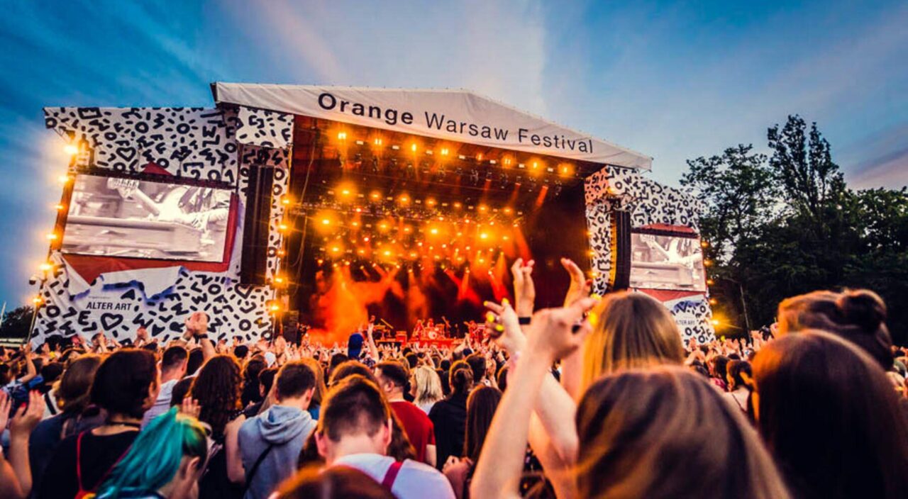 Wrześniowe festiwale uliczne w Polsce – adresy, dojazd, programy i ceny. Sprawdź największe wydarzenia w Warszawie, Krakowie, Gdańsku i innych miastach.