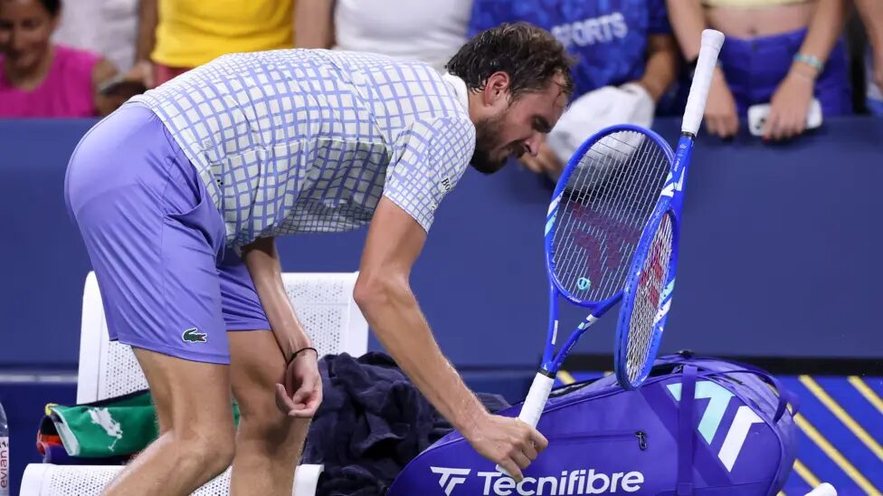 Daniil Medvedev odpadł z US Open 2025 po kontrowersyjnym incydencie z fotografem. Benjamin Bonzi wygrał po pięciosetowym thrillerze w Nowym Jorku.