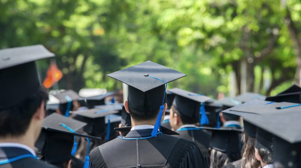 Studia doktoranckie Polska 2025 – sprawdź koszty darmowych i płatnych programów, wysokość stypendiów, dodatkowe wydatki, dokumenty i najczęstsze błędy kandydatów.