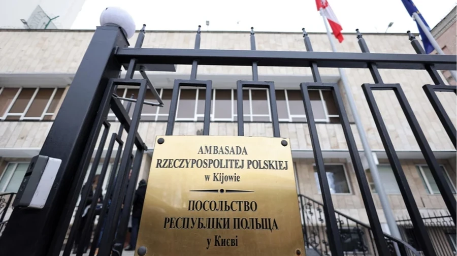 Element rosyjskiej rakiety uszkodził Ambasadę RP w Kijowie podczas nocnego ostrzału. Rzecznik MSZ potwierdza, że nikt nie ucierpiał. Konsulat wznawia pracę w poniedziałek.