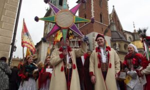 Tradycyjne polskie święta w XXI wieku: Boże Narodzenie, Wielkanoc, Noc Świętojańska. Poznaj historię, zwyczaje i jak celebrujemy je dzisiaj.