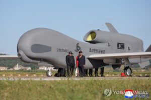 Kim Dzong Un nadzoruje testy dronów Kumsong i wzywa do ich modernizacji sztuczną inteligencją, podkreślając ich znaczenie militarne w nowoczesnej wojnie.