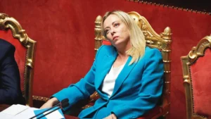 Włochy badają skandaliczną stronę porno z fałszywymi zdjęciami kobiet, w tym premier Giorgii Meloni. Sprawa ujawnia skalę cyberprzemocy i szantażu.
