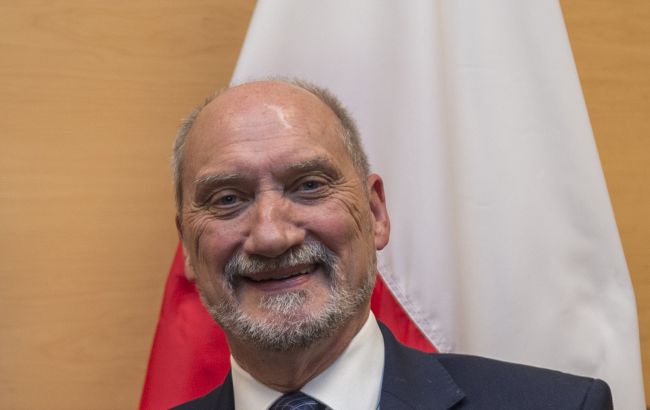 Były minister obrony Antoni Macierewicz został oskarżony o ujawnianie tajnych informacji z prac Podkomisji Smoleńskiej. Grozi mu do pięciu lat więzienia.