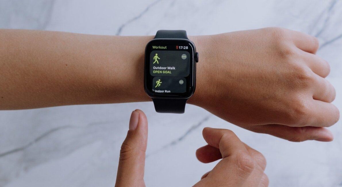 Odkryj rewolucję w monitorowaniu zdrowia dzięki inteligentnym gadżetom. Poznaj zalety i wady smartwatchy, opasek fitness oraz ich wpływ na Twoje życie.