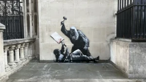Policja w Londynie wszczęła śledztwo po graffiti Banksy&rsquo;ego na Royal Courts of Justice, ponownie wywołując pytania o tożsamość artysty ulicznego.