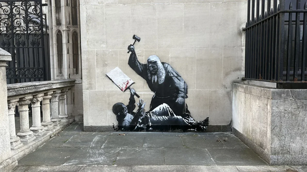 Policja w Londynie wszczęła śledztwo po graffiti Banksy’ego na Royal Courts of Justice, ponownie wywołując pytania o tożsamość artysty ulicznego.