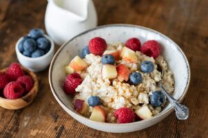Szybkie śniadania z jagodami to zdrowa dawka energii i witamin. Sprawdź 5 przepisów na owsiankę, smoothie, jogurt z granolą i naleśniki.