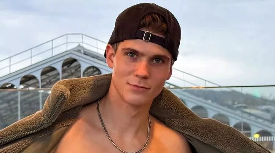 Kurts Adams Rozentals, brytyjski kajakarz, zarobił 100 000 funtów na OnlyFans, by sfinansować treningi. Teraz grozi mu wykluczenie z igrzysk. Sprawdź, dlaczego jego historia wywołuje debatę o niedofinansowaniu sportu i zasadach.