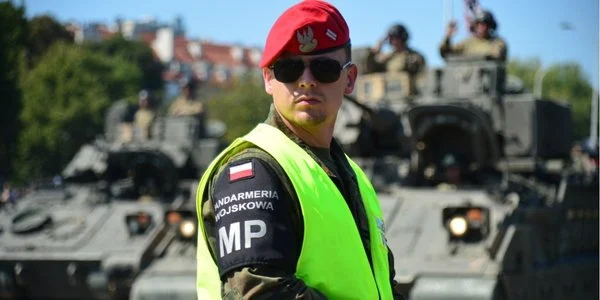 Eksplozja w Rembertowie: dwóch cywilów rannych, w mieszkaniu znaleziono materiały wybuchowe. Podjęto ewakuację i rozpoczęto śledztwo prokuratury wojskowej.