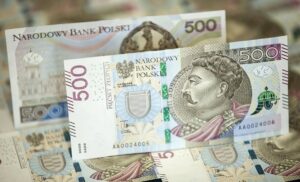 Złoty traci wobec euro, a indeks WIG20 spada po ataku rosyjskich dron&oacute;w na Polskę. Inwestorzy obawiają się eskalacji i nowych podatk&oacute;w bankowych.