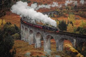 Harry Potter Glenfinnan Viadukt Szkocja &ndash; przewodnik dla fan&oacute;w Hogwart Express. Jak dojechać z Polski, ceny bilet&oacute;w, noclegi, jedzenie i najlepsze fotospoty w Highlands.