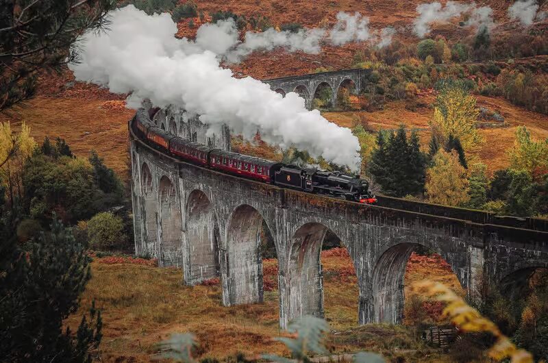 Harry Potter Glenfinnan Viadukt Szkocja – przewodnik dla fanów Hogwart Express. Jak dojechać z Polski, ceny biletów, noclegi, jedzenie i najlepsze fotospoty w Highlands.