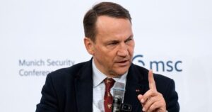 Radosław Sikorski ostro krytykuje Donalda Trumpa za działania wobec Rosji, wskazując na eskalację ataków i potrzebę twardszych sankcji.