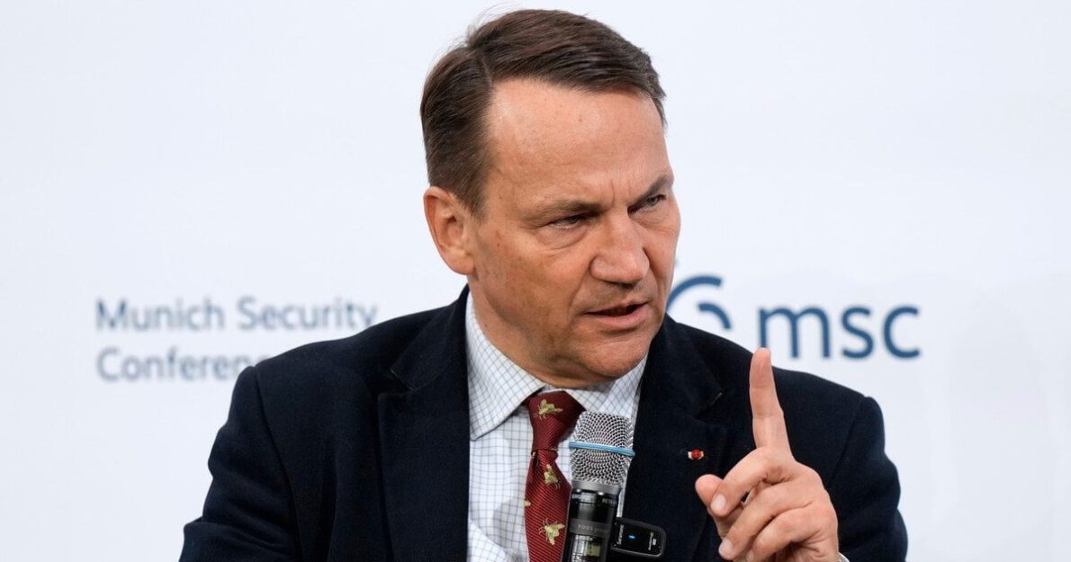 Radosław Sikorski ostro krytykuje Donalda Trumpa za działania wobec Rosji, wskazując na eskalację ataków i potrzebę twardszych sankcji.
