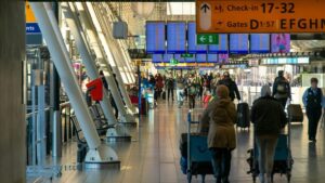 Cyberatak sparaliżował odprawy na lotniskach Heathrow, Berlin i Bruksela. Doszło do odwołań i op&oacute;źnień lot&oacute;w. RTX potwierdza awarię system&oacute;w.