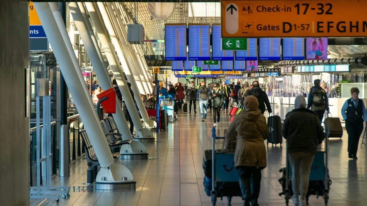 Cyberatak sparaliżował odprawy na lotniskach Heathrow, Berlin i Bruksela. Doszło do odwołań i opóźnień lotów. RTX potwierdza awarię systemów.