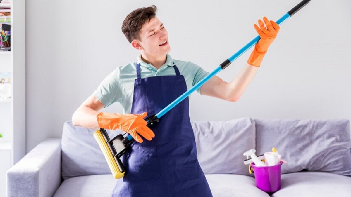 Odkryj skuteczne sposoby na sprzątanie domu bez użycia szkodliwej chemii. Poznaj naturalne triki i proste przepisy, które odmienią Twoje podejście do porządku.