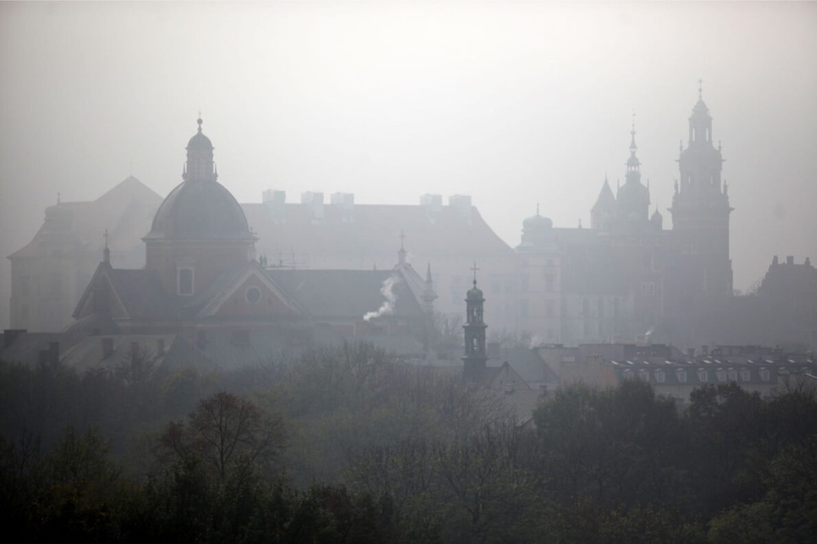 Smog w Krakowie w 2025 roku to poważne zagrożenie. Dowiedz się, jak zanieczyszczenie powietrza wpływa na zdrowie mieszkańców i turystów oraz jak skutecznie chronić się przed jego skutkami.