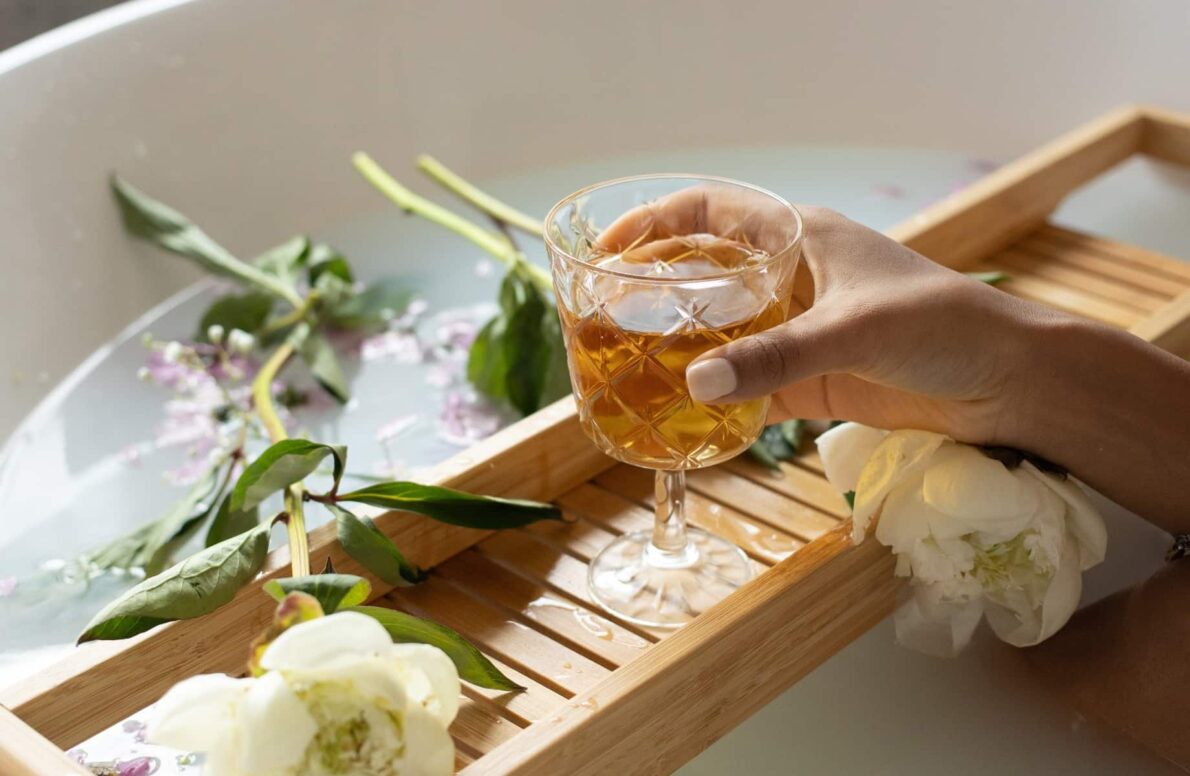 Odkryj, jak aromaterapia może odmienić Twoje mieszkanie. Dowiedz się, które zapachy poprawiają nastrój i koncentrację. Poznaj trendy w aromaterapii w Polsce.