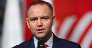 Doradca Karola Nawrockiego zapowiada rekomendację weta wobec zakazu hodowli zwierząt na futra. Branża rolnicza i futrzarska stanowczo protestują.