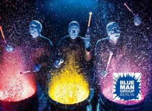 Blue Man Group po 21 latach kończy występy w Berlinie. Bluemax Theater na Potsdamer Platz otwiera nową erę musicali 2025/2026. Daty, ceny i adres.