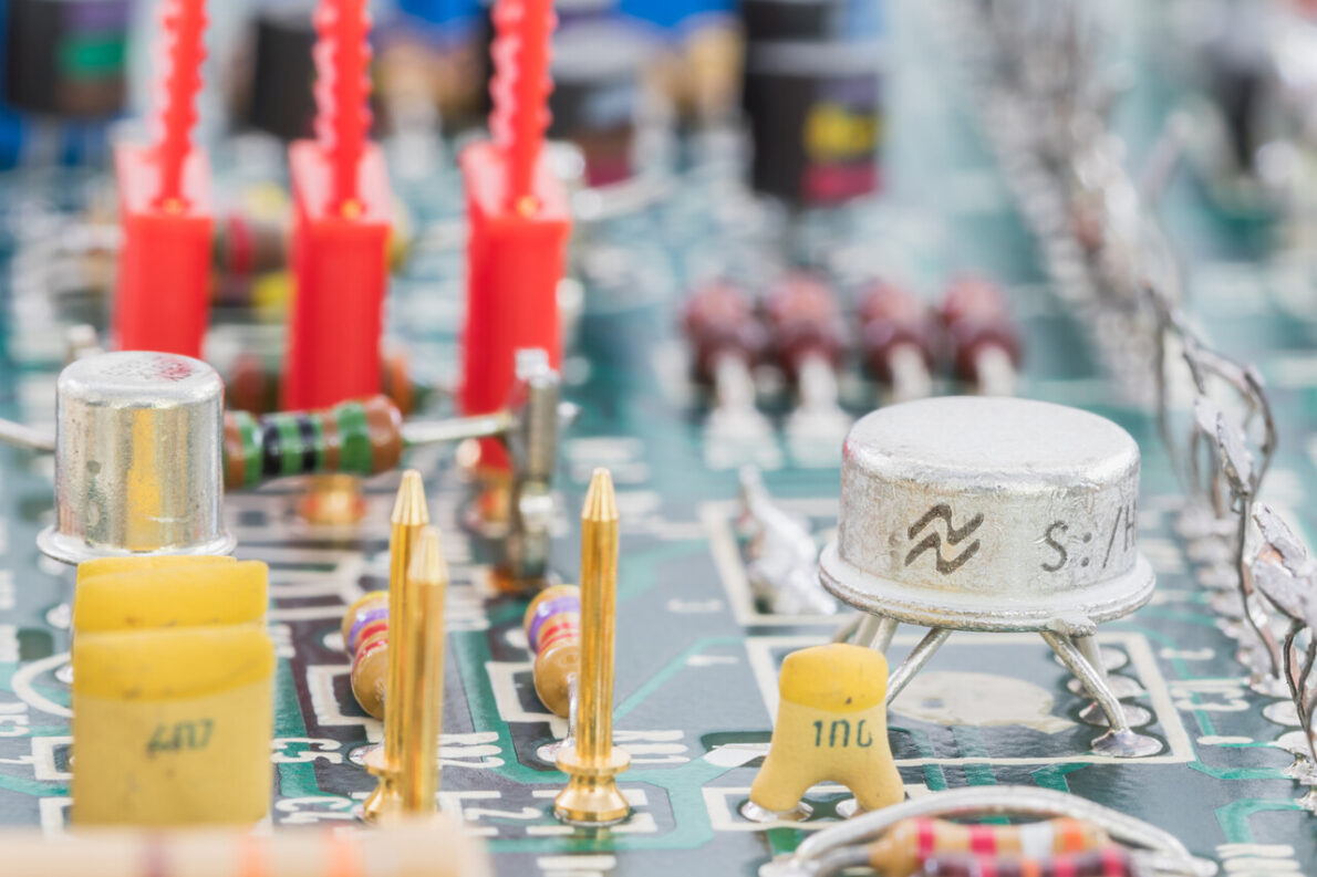 Montaż THT w elektronice zapewnia trwałość, niezawodność i opłacalność. Sprawdź, dlaczego technologia przewlekana nadal dominuje w wielu branżach.