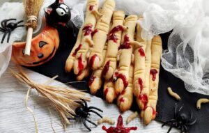 Palce Wiedźmy: Sprawdzony przepis na strasznie realistyczne ciasteczka Halloween 2025. Odkryj sekrety konsystencji, formowania i "krwawej" dekoracji migdałami.