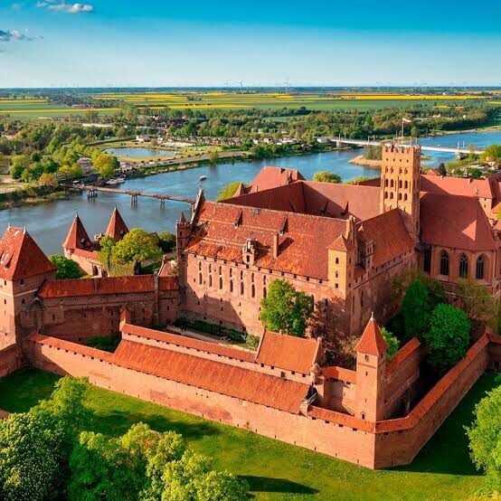 Największy zamek świata, Zamek w Malborku, to perła średniowiecznej architektury. Odkryj jego historię, sekrety i atrakcje turystyczne w Polsce.