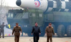 Kim Dzong Un zaprezentował rakietę „Hwasong-20” podczas parady w Pjongjangu w obecności delegacji z Chin, Rosji i Wietnamu.