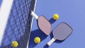 Pickleball to innowacyjny sport rakietowy z USA – dowiedz się, czym jest, jakie ma zasady, gdzie grać w Polsce 2025 i dlaczego staje się hitem.