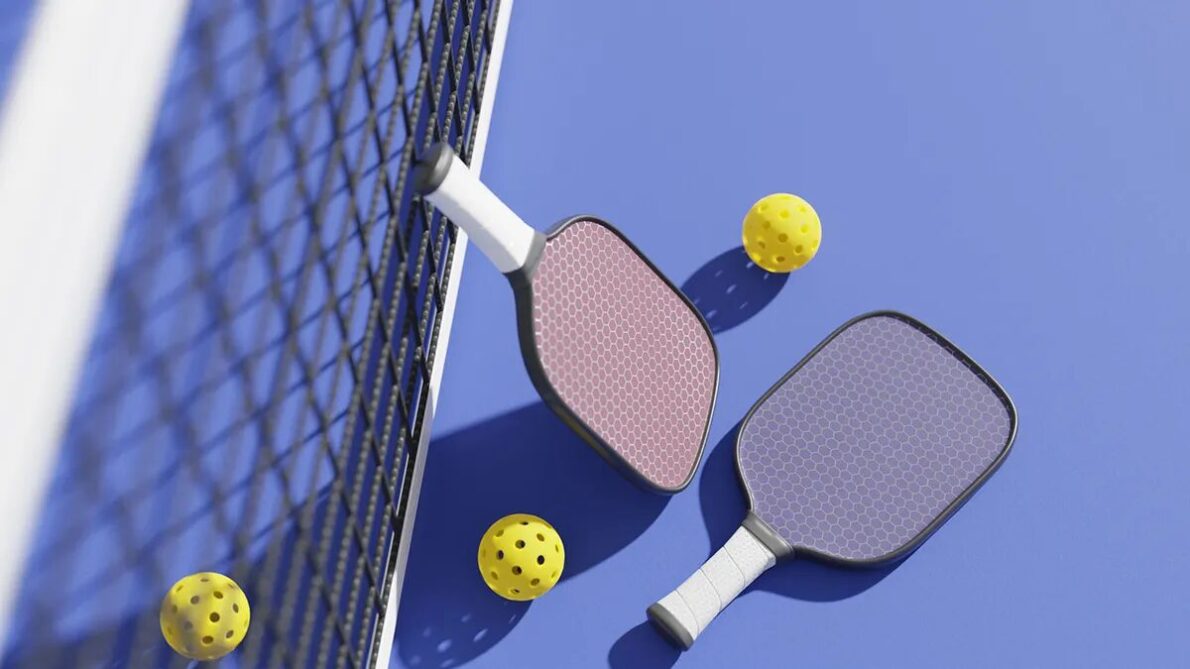 Pickleball to innowacyjny sport rakietowy z USA – dowiedz się, czym jest, jakie ma zasady, gdzie grać w Polsce 2025 i dlaczego staje się hitem.