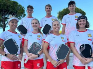 Pickleball Polska – najlepsze kluby w Warszawie i Krakowie, porady dla początkujących, turnieje, ceny, sprzęt i różnice z tenisem oraz padlem.