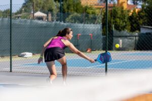 Pickleball Polska zyskuje popularność. Sprawdź, gdzie zagrać w Warszawie, Krakowie i Poznaniu, oraz czym różni się od tenisa i padla.