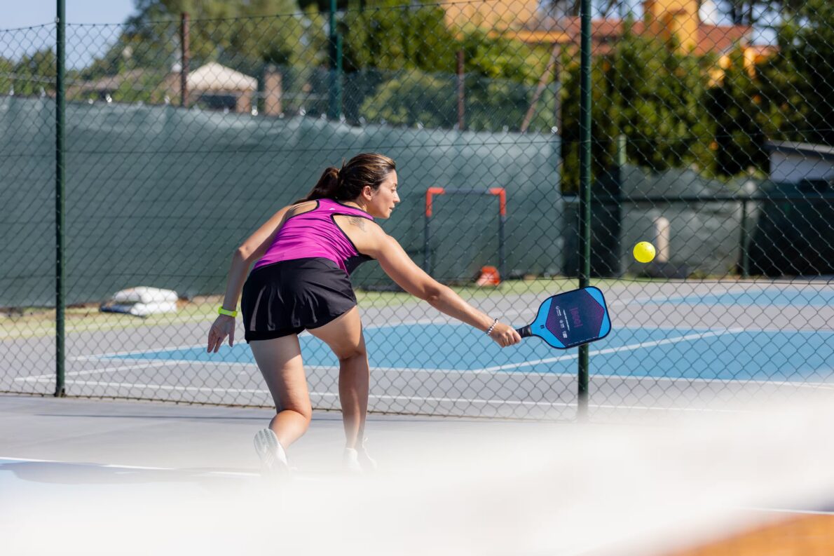 Pickleball Polska zyskuje popularność. Sprawdź, gdzie zagrać w Warszawie, Krakowie i Poznaniu, oraz czym różni się od tenisa i padla.
