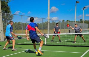 Pickleball to idealny social-fitness trend dla profesjonalistów w Polsce. Dowiedz się, dlaczego menedżerowie wybierają ten sport łagodny dla stawów, gdzie grać i jak taktyka „Dink” pomaga w networkingu.