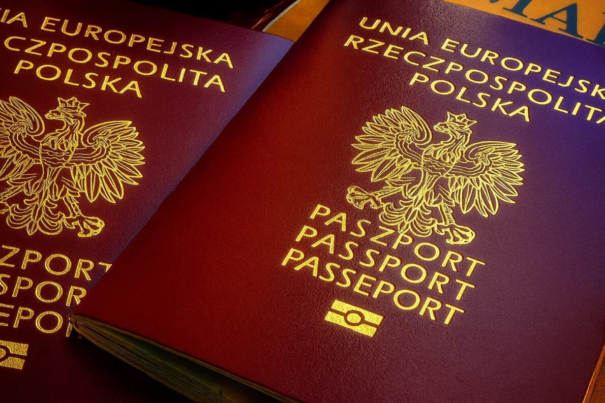 Test na polskie obywatelstwo i nowe zasady czekają cudzoziemców. Ministerstwo Spraw Wewnętrznych i Administracji wprowadza integracyjny test z wiedzy o Polsce oraz wydłuża czas pobytu do 8 lat. Sprawdź, jakie są przykładowe pytania i jak się przygotować.