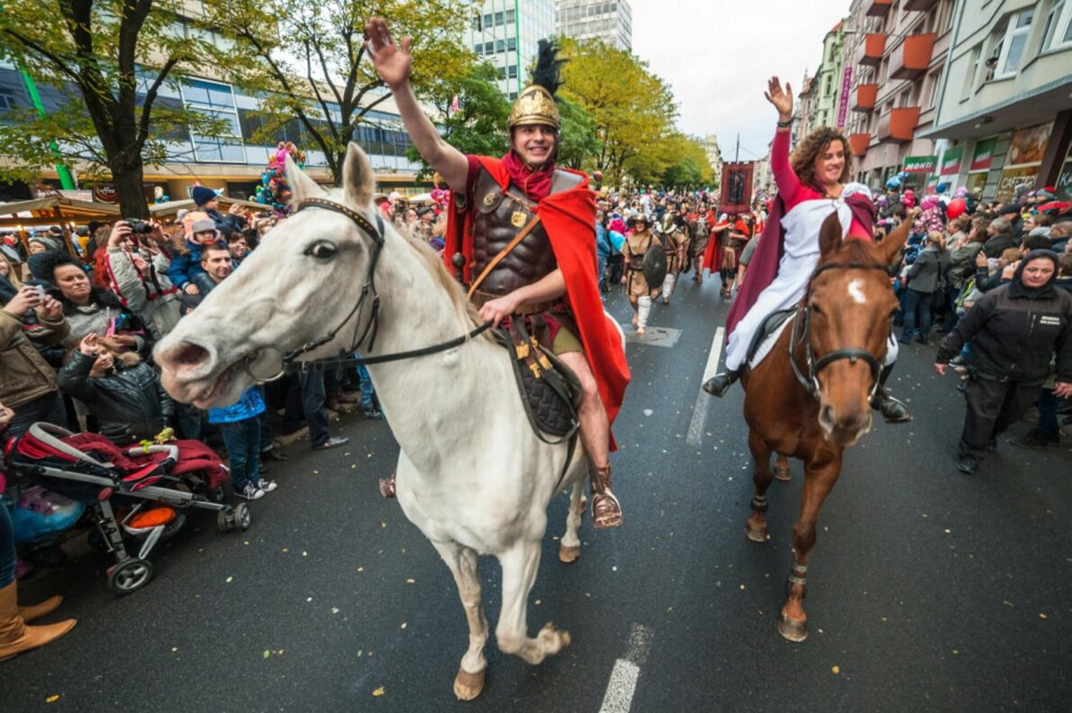 11 Listopada to Dzień Św. Marcina. Sprawdź, dlaczego to dzień wolny, poznaj historię rogali świętomarcińskich, gdzie jeść gęsinę i jak obchodzić Święto Niepodległości w Poznaniu.