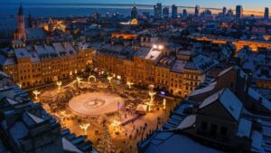 Świąteczny jarmark w Warszawie 28 listopada: drewniane domki, koło widokowe, atrakcje, koncerty i porady dla odwiedzających w centrum miasta.