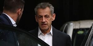 Były prezydent Francji Nicolas Sarkozy rozpoczął 5-letni wyrok w paryskim więzieniu La Santé. Trafił do 9 m kw. celi ze specjalnym wyposażeniem w skrzydle QB4.