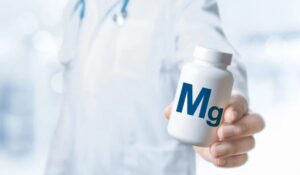 Magnez — nadmiar suplementów może powodować hipermagnezemię, arytmie i zatrzymanie serca. Dowiedz się, jakie dawki są bezpieczne i jakie objawy ostrzegają.