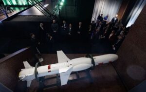 Ukraina zaprezentowała nową wersję rakiety „Neptun” z ulepszonym systemem naprowadzania i większą precyzją. Premier Szmyhal ujawnia szczegóły projektu.