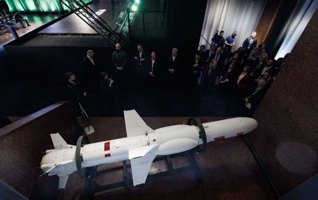 Ukraina zaprezentowała nową wersję rakiety „Neptun” z ulepszonym systemem naprowadzania i większą precyzją. Premier Szmyhal ujawnia szczegóły projektu.