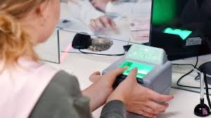 Od 12 października 2025 roku wchodzi w życie nowy system biometryczny w UE. Podróżni spoza Unii będą rejestrowani przez skan twarzy i odciski palców.