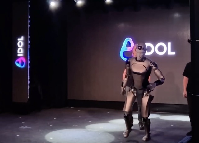 Robot AIDOL, prezentowany jako dowód rosyjskich ambicji technologicznych, przewrócił się podczas debiutu w Moskwie. Wydarzenie wywołało krytykę i pytania o stan rosyjskiej robotyki.