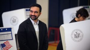 Zohran Mamdani (demokratyczny socjalista) wygrywa wybory na burmistrza Nowego Jorku. Jest pierwszym muzułmańskim burmistrzem. Pokonał Andrew Cuomo.