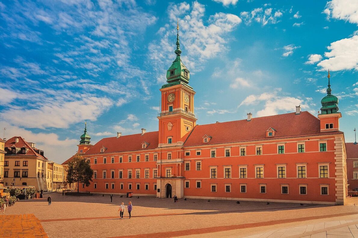 Darmowy Listopad 2025 startuje 3 listopada. Sprawdź, które królewskie rezydencje (Wawel, Wilanów, Łazienki, Zamek Królewski) oferują bezpłatny wstęp i specjalne programy.