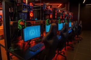 Polska Scena Gamingowa to 7 mld PLN. Sprawdź, jak E-sport, VR i deweloperzy (CD Projekt) kształtują rynek. Dane 2025 i trendy.
