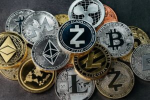 Altcoiny i Memecoiny 2025. Najnowsze trendy w kryptowalutach (AI, DePIN). Jak inwestować i unikać ryzyka rug pull? Analiza rynku i strategii.