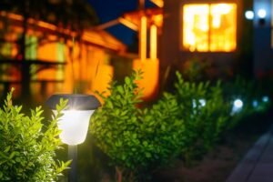 Oświetlenie ogrodu w Polsce 2025. Poznaj trendy Solar-LED, integrację Smart Home i najlepsze porady dotyczące bezpieczeństwa. Maksymalna oszczędność i estetyka.